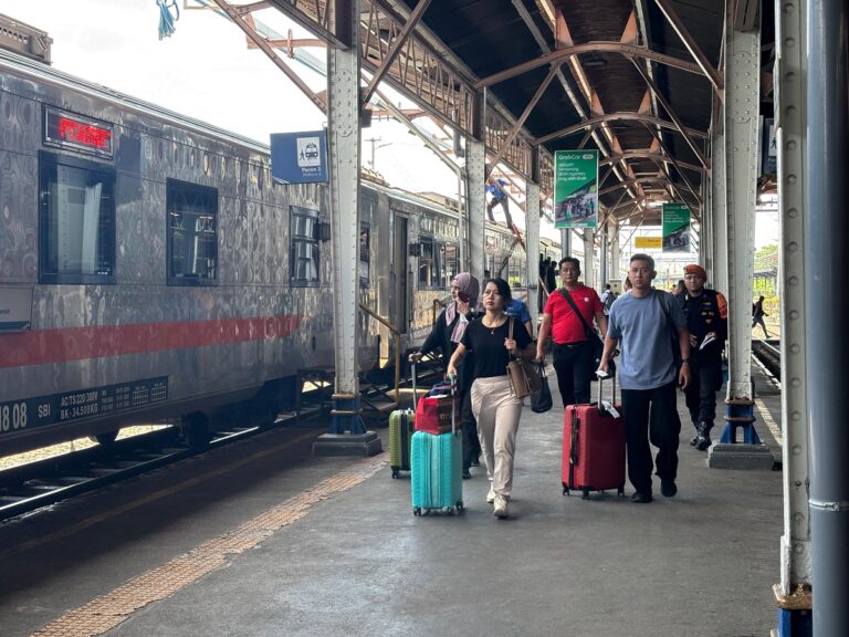 Lonjakan mobilitas terjadi selama libur panjang Hari Buruh 2026. KAI Daop 4 Semarang mencatat lebih dari 126 ribu penumpang dilayani dalam tiga hari