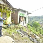 Pemkot Semarang bergerak cepat menangani tanah longsor di Kalialang Gunungpati. Sebanyak 11 warga diungsikan