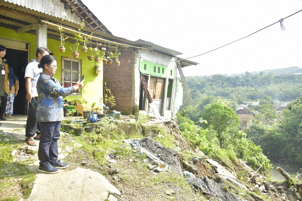 Pemkot Semarang bergerak cepat menangani tanah longsor di Kalialang Gunungpati. Sebanyak 11 warga diungsikan