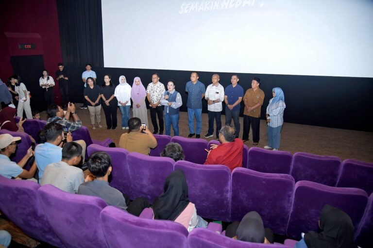 Wali Kota Semarang Agustina Wilujeng mengajak 96 anak yatim dari Panti Asuhan At Taqwa Meteseh menonton film Children of Heaven.