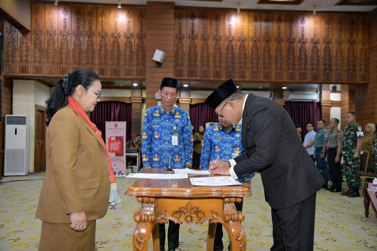 Handi Priyanto resmi dilantik menjadi Sekda Kota Semarang definitif oleh Agustina Wilujeng.