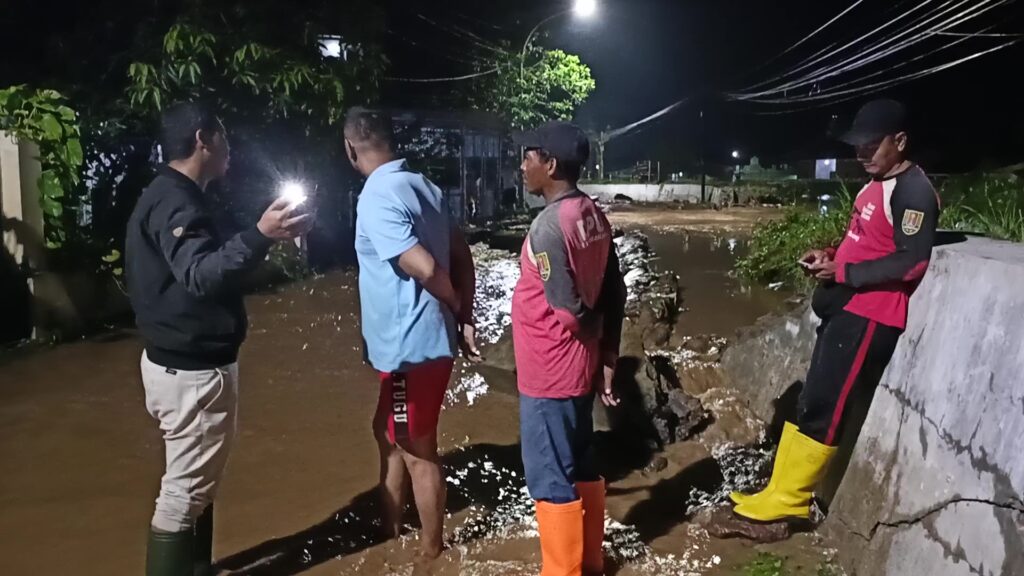 Pencarian Maryam, warga Mangkang Kulon Semarang yang hanyut akibat tanggul Sungai Plumbon jebol, dihentikan sementara karena arus deras dan minim penerangan.