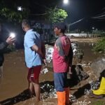 Pencarian Maryam, warga Mangkang Kulon Semarang yang hanyut akibat tanggul Sungai Plumbon jebol, dihentikan sementara karena arus deras dan minim penerangan.