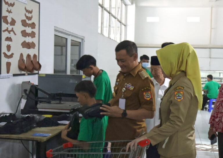 PT PLN Pusmanpro bersama Pemprov Jawa Tengah menyiapkan 165 warga Semarang melalui pelatihan gratis industri tekstil dan alas kaki