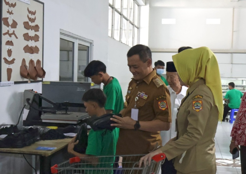 PT PLN Pusmanpro bersama Pemprov Jawa Tengah menyiapkan 165 warga Semarang melalui pelatihan gratis industri tekstil dan alas kaki