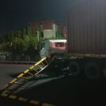 Portal katrol di Pasar Jerakah, Ngaliyan, Semarang roboh setelah ditabrak truk kontainer pada dinihari.