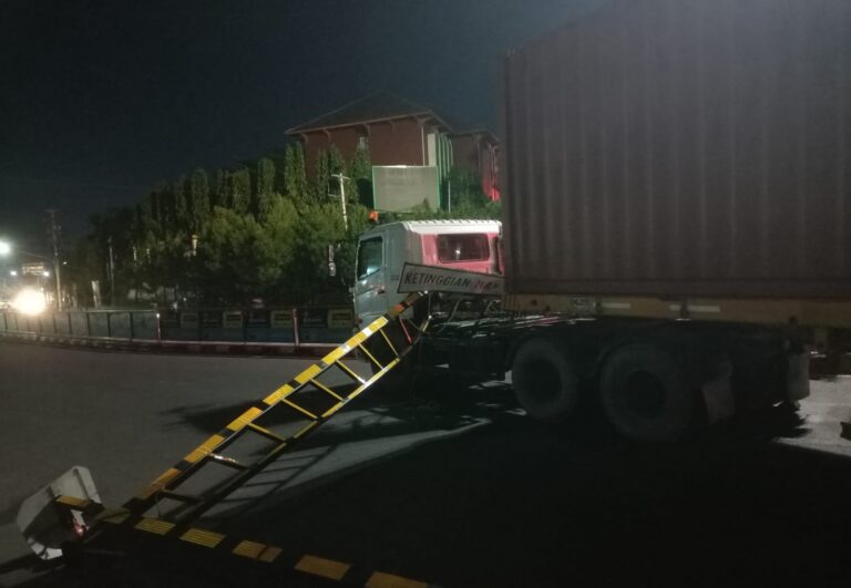 Portal katrol di Pasar Jerakah, Ngaliyan, Semarang roboh setelah ditabrak truk kontainer pada dinihari.