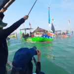 Prosesi larung sesaji diikuti 400 kapal nelayan dan menjadi simbol kuat budaya pesisir Semarang serta harapan hasil tangkapan melimpah.