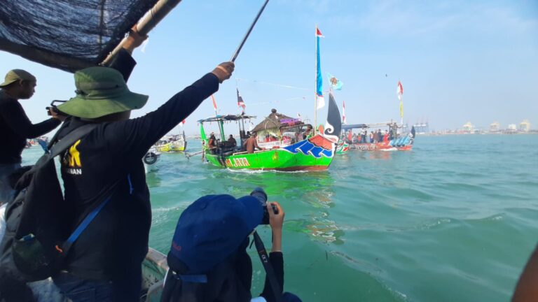 Prosesi larung sesaji diikuti 400 kapal nelayan dan menjadi simbol kuat budaya pesisir Semarang serta harapan hasil tangkapan melimpah.