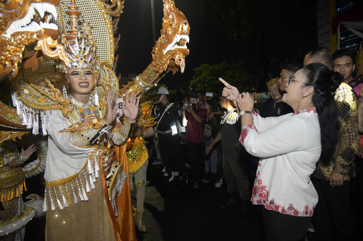 Semarang Night Carnival 2026 tetap berlangsung meriah meski diguyur hujan.