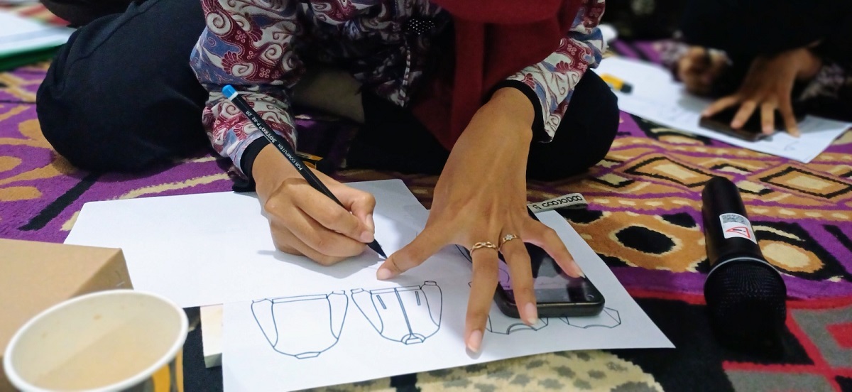 Rumah Batik TBIG menggandeng Indonesia Fashion Chamber dan desainer profesional untuk melatih pembatik muda menghadapi pasar fashion modern.
