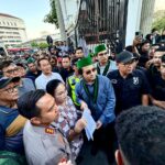 Wali Kota Semarang Agustina Wilujeng menemui massa HMI saat aksi Hari Buruh di Balaikota.