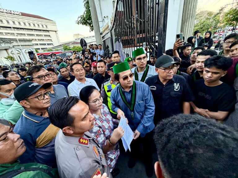 Wali Kota Semarang Agustina Wilujeng menemui massa HMI saat aksi Hari Buruh di Balaikota.
