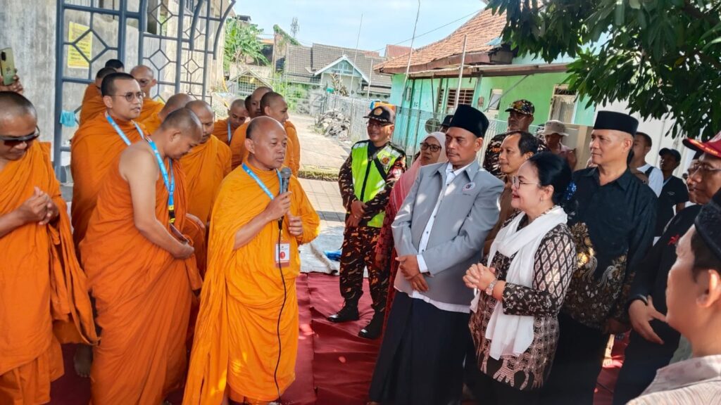 Wali Kota Semarang Agustina Wilujeng menyambut rombongan Biksu Thudong lintas negara di Masjid Al Falah Genuk, Minggu (24/5).