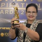 Wali Kota Semarang Agustina Wilujeng menerima penghargaan Woman of Social Impact dalam Women's Inspiration Awards 2026 di Jakarta.