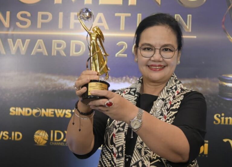Wali Kota Semarang Agustina Wilujeng menerima penghargaan Woman of Social Impact dalam Women's Inspiration Awards 2026 di Jakarta.