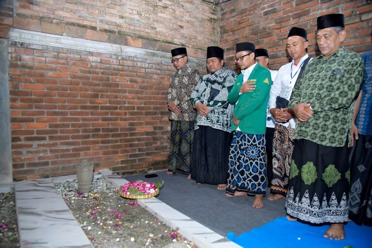 Wakil Wali Kota Semarang Iswar Aminuddin mengajak masyarakat melestarikan Makam Kiai Jungke sebagai warisan ulama abad ke-17.