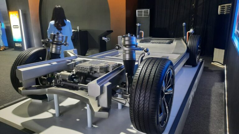 Di tengah ketidakpastian harga BBM, mobil Plug-in Hybrid Electric Vehicle (PHEV) mulai menjadi pilihan masyarakat.