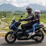 Libur sekolah membuat banyak keluarga memilih sepeda motor untuk bepergian.