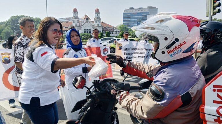 Ditresnarkoba Polda Jateng bersama LAN Jateng memperingati HANI 2026 dengan sosialisasi bahaya narkoba di lampu merah Semarang serta membagikan sarapan gratis kepada warga.