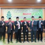 Kisah inspiratif Nasikhin, anak pemulung yang terbiasa membaca buku-buku bekas sebelum dijual.