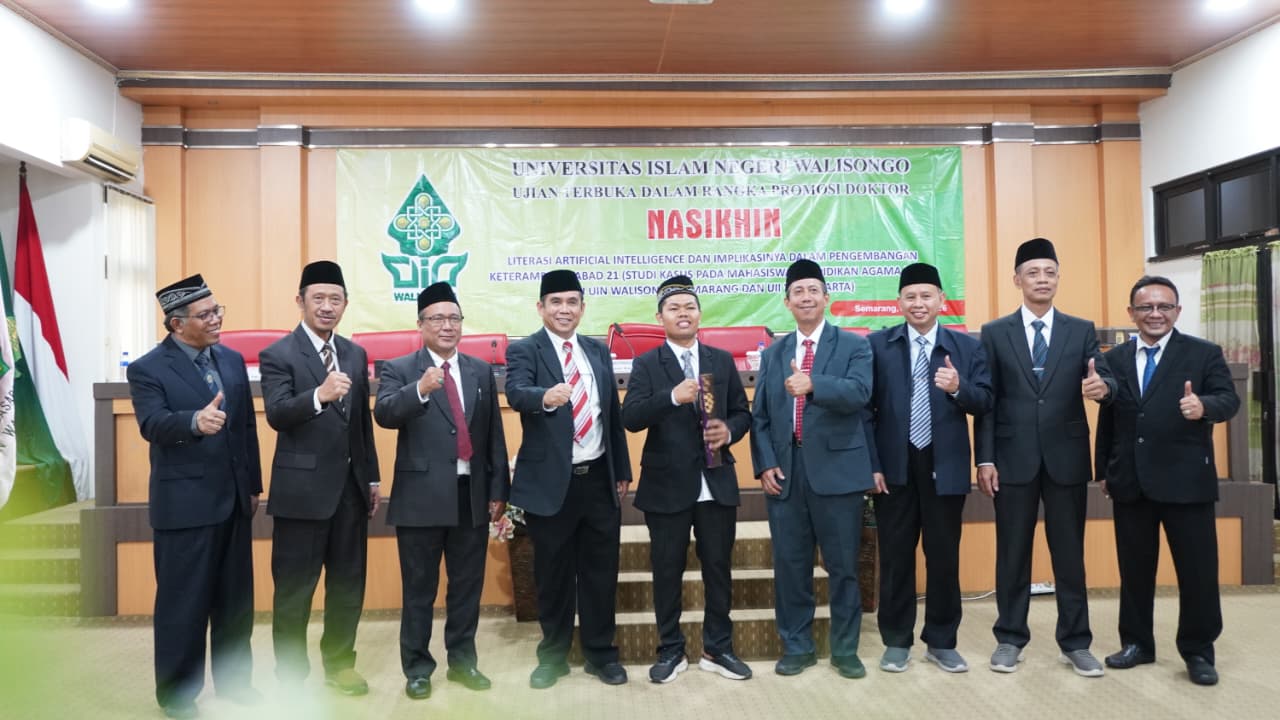 Kisah inspiratif Nasikhin, anak pemulung yang terbiasa membaca buku-buku bekas sebelum dijual.