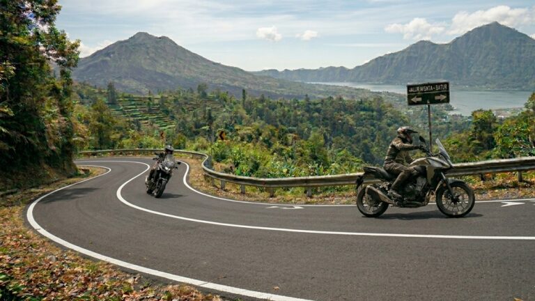 Meningkatnya arus wisatawan ke kawasan pegunungan selama libur sekolah membuat keselamatan berkendara menjadi perhatian utama.