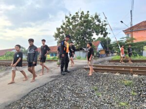 KAI Daop 4 Semarang meningkatkan patroli dan pengawasan jalur kereta api selama libur sekolah untuk mencegah anak bermain di rel serta aksi pelemparan kereta.