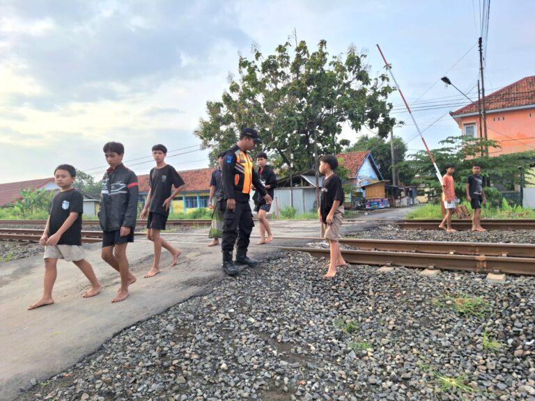 KAI Daop 4 Semarang meningkatkan patroli dan pengawasan jalur kereta api selama libur sekolah untuk mencegah anak bermain di rel serta aksi pelemparan kereta.