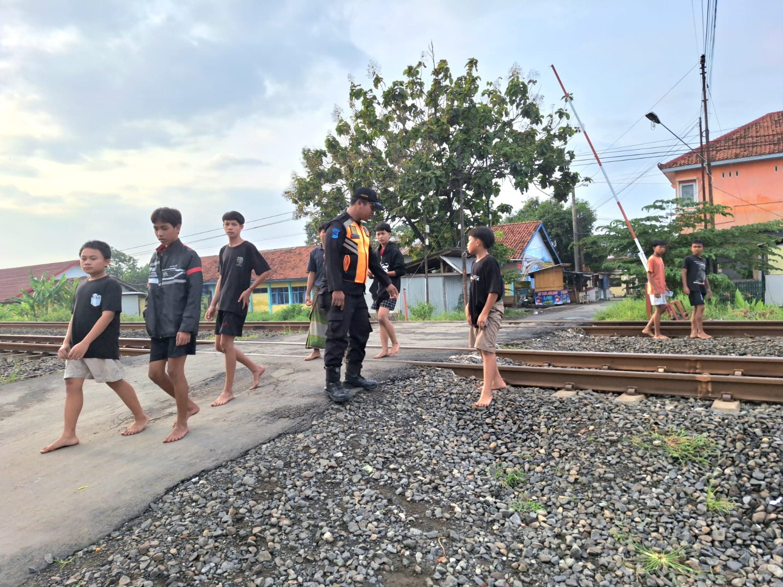 KAI Daop 4 Semarang meningkatkan patroli dan pengawasan jalur kereta api selama libur sekolah untuk mencegah anak bermain di rel serta aksi pelemparan kereta.