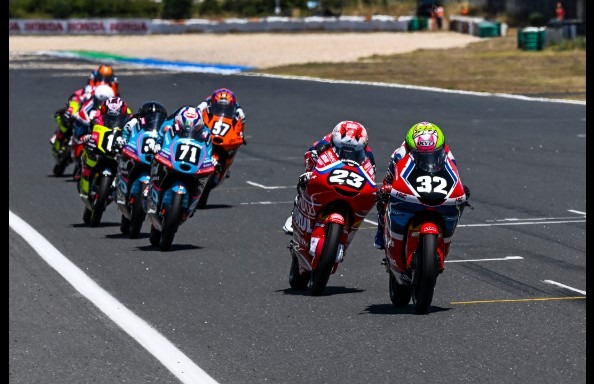 Muhammad Kiandra Ramadhipa mencetak sejarah sebagai pebalap Indonesia pertama yang menjuarai Moto3 Junior World Championship di Estoril.