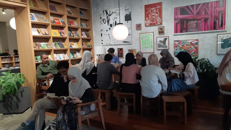 Kegiatan Baca Senyap yang digelar KPG di Gramedia Jalma Semarang berhasil menarik ratusan peserta dan puluhan komunitas literasi.
