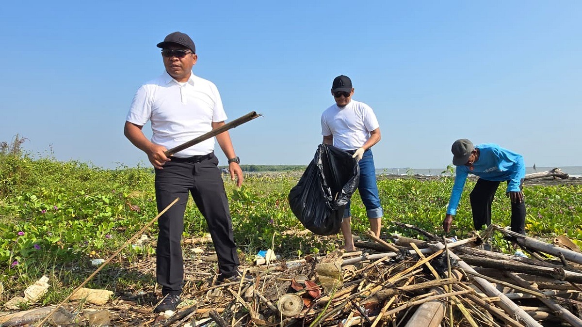 Bandara Ahmad Yani Semarang menggelar bersih pantai dan monitoring 7.000 bibit mangrove di Mangunharjo sebagai upaya menjaga pesisir dan mencegah abrasi.