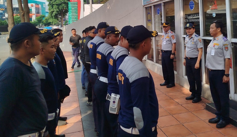 Dishub Kota Semarang meningkatkan kompetensi petugas penjaga perlintasan sebidang kereta api melalui Diklat PPI Madiun guna memperkuat keselamatan dan menekan risiko kecelakaan.