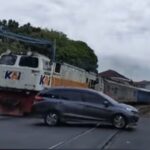 Sebuah mobil MPV nyaris tertabrak KA Anggrek relasi Gambir-Surabaya setelah menerobos palang pintu perlintasan kereta api JPL 1B Jalan Layur, Kota Semarang.