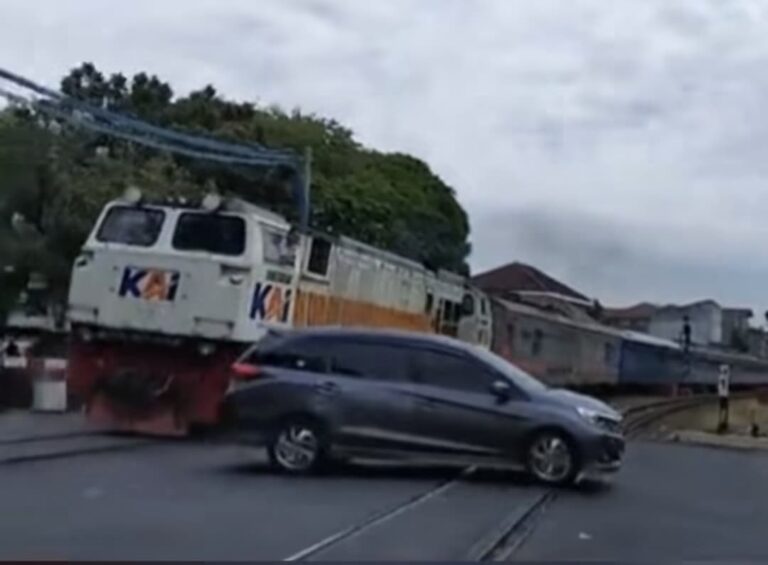 Sebuah mobil MPV nyaris tertabrak KA Anggrek relasi Gambir-Surabaya setelah menerobos palang pintu perlintasan kereta api JPL 1B Jalan Layur, Kota Semarang.