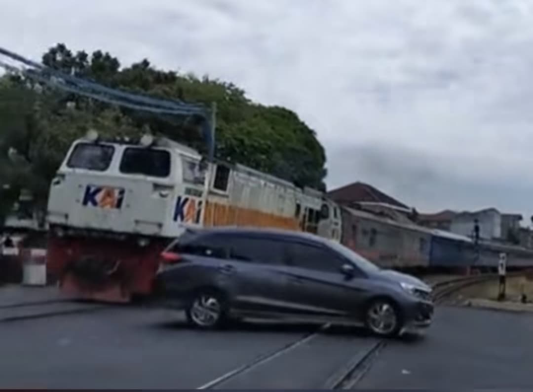 Sebuah mobil MPV nyaris tertabrak KA Anggrek relasi Gambir-Surabaya setelah menerobos palang pintu perlintasan kereta api JPL 1B Jalan Layur, Kota Semarang.