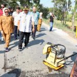 Setelah lama dikeluhkan warga, Jalan Randublatung–Cepu di Kabupaten Blora akhirnya diperbaiki permanen dengan konstruksi beton.