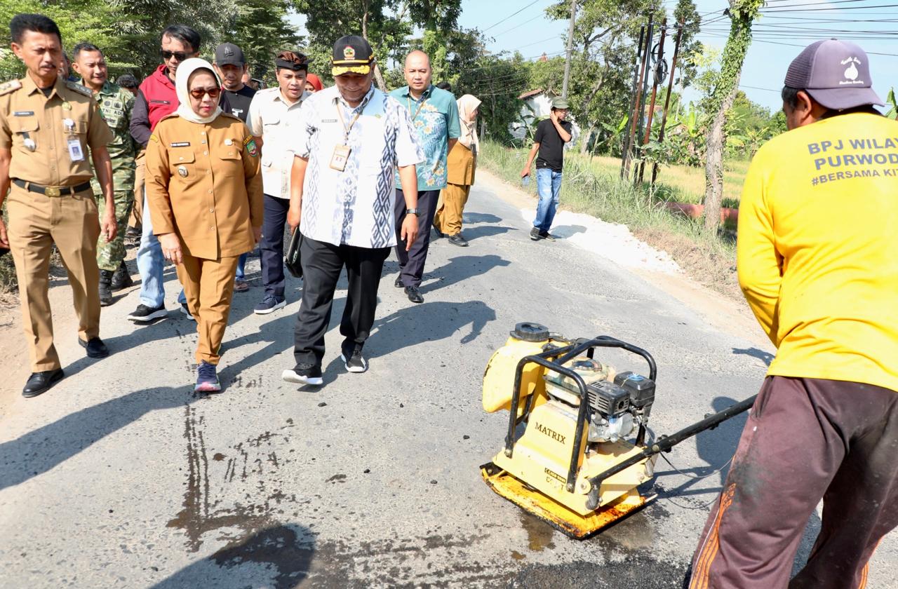 Setelah lama dikeluhkan warga, Jalan Randublatung–Cepu di Kabupaten Blora akhirnya diperbaiki permanen dengan konstruksi beton.
