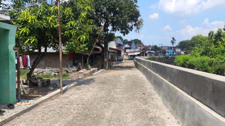 Jalan Jembawan di Kalibanteng Kulon, Semarang, segera dibeton setelah tanggul yang rusak akibat banjir selesai direhabilitasi.
