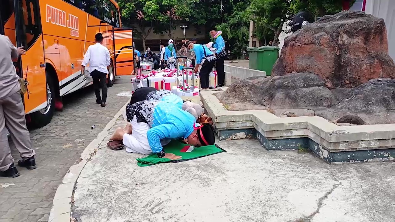 Tangis haru dan sujud syukur mewarnai kepulangan 353 jemaah haji Kota Semarang 2026. Ada kisah penantian 14 tahun hingga pertemuan pertama dengan cucu.