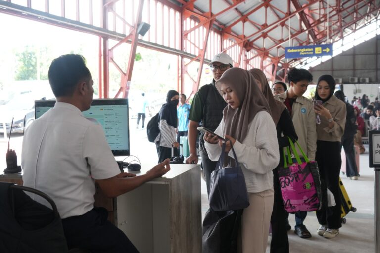 KAI Daop 4 Semarang mencatat 198.248 pelanggan selama libur panjang Tahun Baru Islam 1448 H.