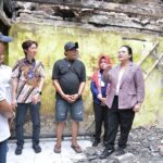 Wali Kota Semarang Agustina Wilujeng meninjau korban kebakaran di Jagalan, Semarang Tengah.