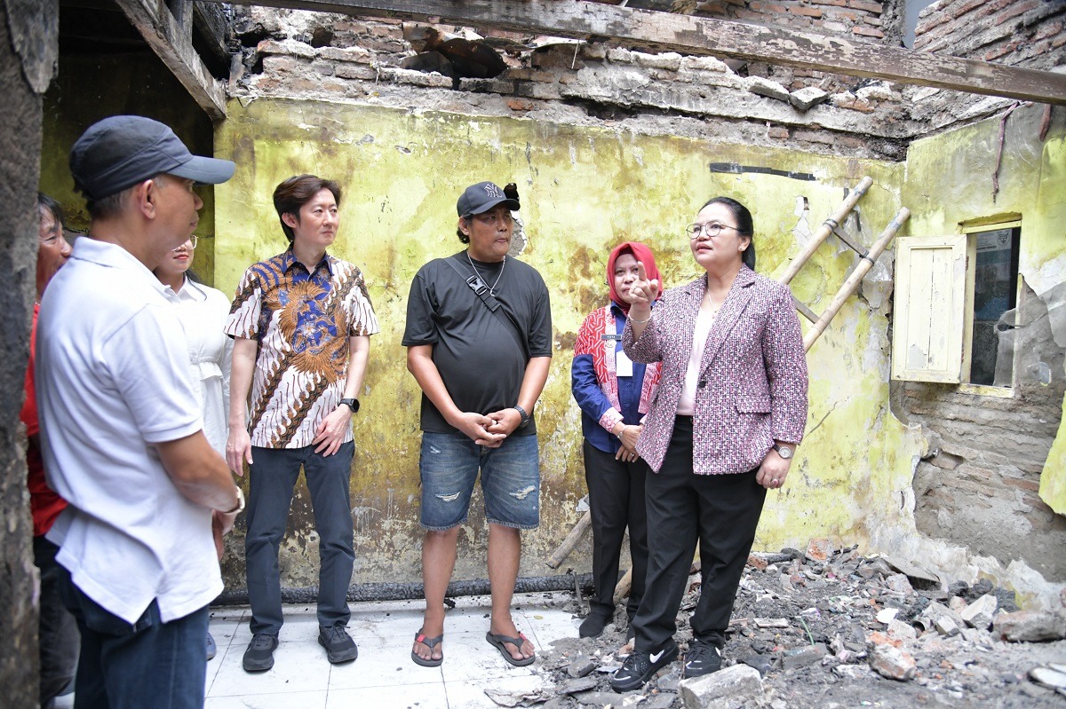 Wali Kota Semarang Agustina Wilujeng meninjau korban kebakaran di Jagalan, Semarang Tengah.