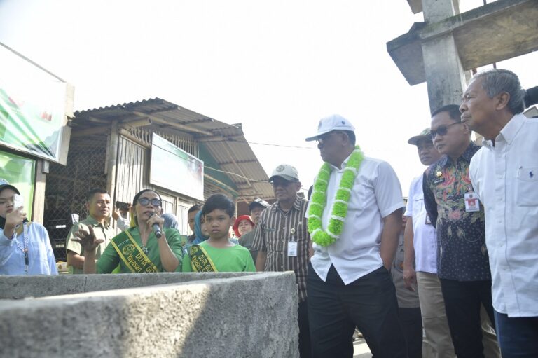 Menteri Lingkungan Hidup Jumhur Hidayat mengapresiasi inovasi pengelolaan sampah warga Bulusan, Semarang.