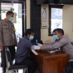 Polres Kendal bersama petugas kesehatan melakukan tracing tuberkulosis (TB) di Kelurahan Karangsari untuk mendeteksi kasus sejak dini