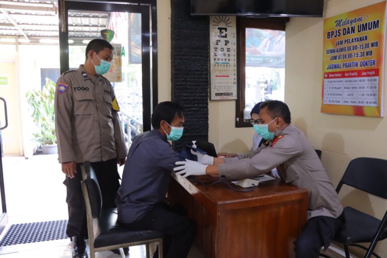 Polres Kendal bersama petugas kesehatan melakukan tracing tuberkulosis (TB) di Kelurahan Karangsari untuk mendeteksi kasus sejak dini