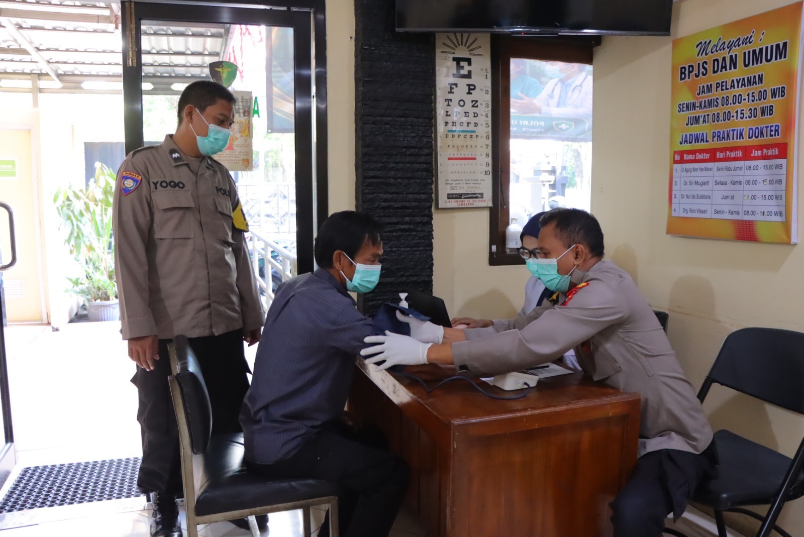 Polres Kendal bersama petugas kesehatan melakukan tracing tuberkulosis (TB) di Kelurahan Karangsari untuk mendeteksi kasus sejak dini