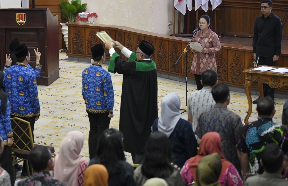 Wali Kota Semarang Agustina Wilujeng melantik 297 PNS baru formasi 2025. Mayoritas berasal dari Generasi Z dan diproyeksikan menjadi penggerak transformasi pelayanan publik, inovasi birokrasi, dan pembangunan Kota Semarang.