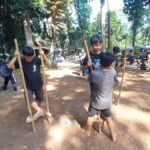 Puluhan siswa SD Kanisius Tlogosari Kulon Semarang diajak mengenal permainan tradisional seperti gobak sodor, engklek, egrang, bakiak, dan rangko alu saat mengikuti outing class di Desa Wisata Kandri.